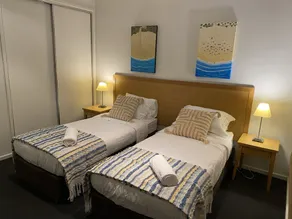 Spacious tranquil 2 bed apartment, largest sunny balcony overlooking golf course - Image 4