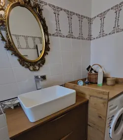 House by the lake - Image 2