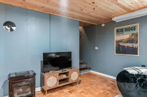 Spacious Lakeview Mountain Cabin - Image 2
