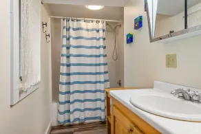 Cozy Cottage and Bunkhouse right at the Water`s Edge - Image 3