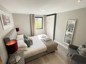 The Wesley Luxury City Apartment - Image 4