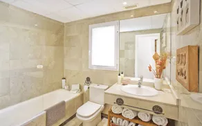 Marbella Appartement 2 chambres. Vues sur la montagne et l'océan, plage, golf, magasins à proximité - Image 2