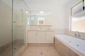 Close to beach and town in a quiet location. - Image 2