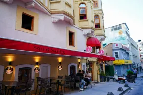Squit Suits Hotel - Image 4