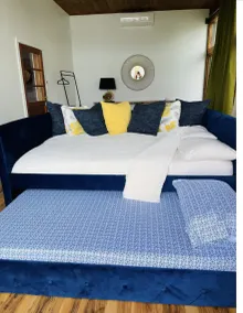 Mid-Century modern Lakeview Stay - Image 5