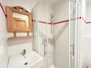Apartamento céntrico con balcón cerca de pistas y servicios, para 4 huéspedes - Image 2