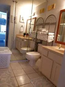 7ème étage moderne spacieux 2BR w / superbe vue sur la plage et la baie - Image 5
