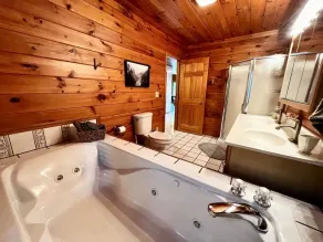 Family Lodge with hot tub, AC, minutes to Lake Placid and Hiking, Pet Friendly - Image 4