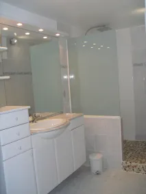 Agréable et lumineux appartement de 75m² avec jardin arboré cloturé - Image 3