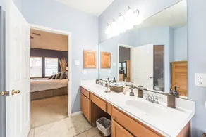 Cozy Home near Houston Medical Center, NRG Stadium and Galleria - Image 5