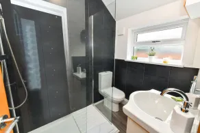 Long Eaton Modern 4bed House - Image 2