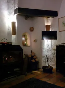 Smukt beliggende autentisk sommerhus i natursten med lille pool - Image 3