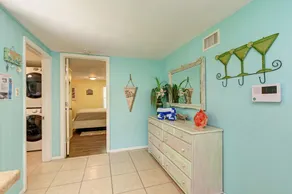 Cottage Haven-one Minute Walk To The Beach-private Yards-keyless Locks - Image 5