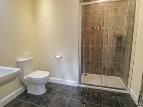 TAN TWR, pet friendly, luxury holiday cottage in Llanfairpwll - Image 4