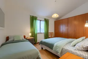 Umzäuntes Ferienhaus mit Liegestühlen auf 1000m2 großem Grundstück - Image 4