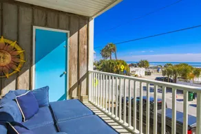 Nouveau! 1 min de la plage. Détendez-vous et regardez le lever du soleil et les vagues déferlantes de notre balcon couvert! - Image 4