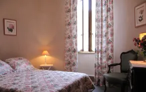 Old house with character. Walled garden . Swimming pool and shops at 300 m - Image 5