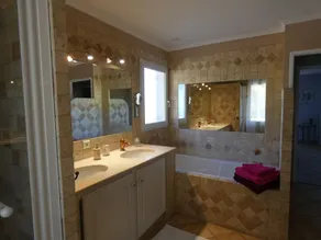 Beautiful apartment in quiet villa with swimming pool - Image 3