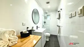 MetaWiseBnB 2BR Industrial Charm in Petersham - Image 2