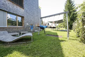 Modern apartment with garden - Image 2
