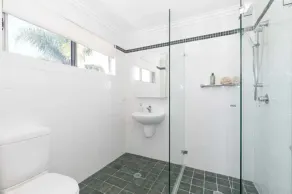 Tranquil 4-bedroom water view apartment - Image 3