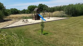 Casa con vista sulla piscina, ideale per famiglie. - Image 2