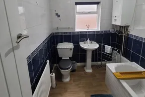 Business Friendly 2BR House Sleeps 5, Wi-Fi, Workspace & Free Parking - Image 3