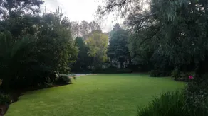 Spacious accommodation with beautiful garden - Image 2