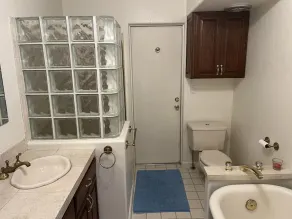 Private studio less than a mile from the beach, with Full Kitchen and Bathroom - Image 4