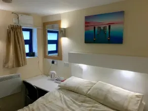 Double Room, own front door on high street - Image 4