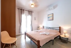 Beautiful, attractively furnished villa with private pool - Image 4