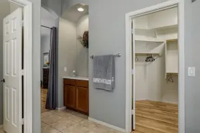 2400 pieds carrés, 4 chambres, 2 salles de bain, 9 couchages, bain à remous - Image 3