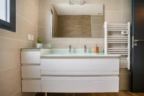 Superb new villa with 6-seater spa - Image 3