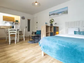 Studio avec balcon, à 200m de la plage, proche commerces et restos, parking privé, lit bébé inclus - Image 4