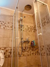 Stylish fully renovated home - Image 4