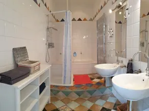 Sunny and spacious apartment near city centre - Image 3