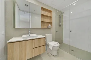 Modern 1-Bed Apartment With Parking, Pool and Gym - Image 5