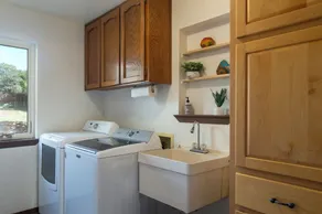 Sunlit 3 bedroom, enclosed dog friendly yard in quiet neighborhood - Image 2