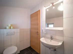 Spacious apartment with 2 balconies and views - Image 3