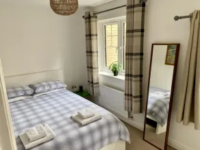 Centre of Town, 3 bedrooms, sleeps 6, own parking and patio close to The Oracle - Image 4