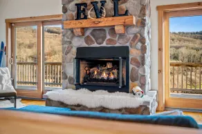 New & Stunning Chalet! Reno'd, Hot-Tub, Barrel Sauna, Slope Views, Fire Pit - Image 2