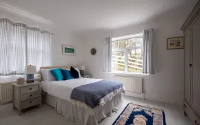 Luxurious 5 bedroomed home with sea view close to beach - Image 4