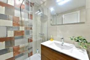 Spacious quiet apartment 450 meters to the beach, huge patio, communal pool. - Image 4
