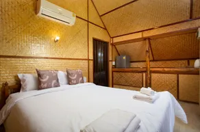 Bungalow with double bed and mountain view in a natural environment - Image 5