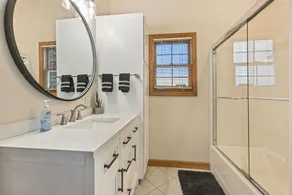 Lakefront W/ Private Beach, Pool, Hot Tub, Golf Simulator, Projector, Bar & more - Image 4