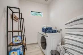 Modern 6 Bedroom Smarthome Near Downtown Sleeps 20 - Image 2