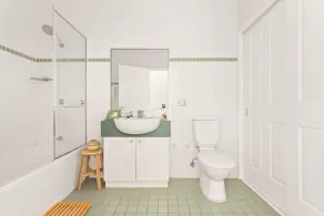 Spacious 2-Bed Townhouse with a Lush Courtyard - Image 2