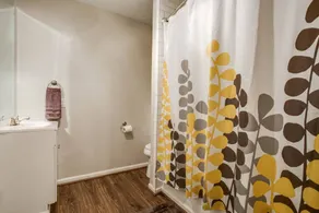 prof cleaned*Peaceful & Close 2 Dwntwn - Image 2