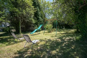 Quaint Holiday Home with Garden - Image 2