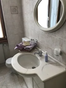 Casa singola per 4 persone, parcheggio privato per 2 auto, 5' in auto da Como. - Image 5